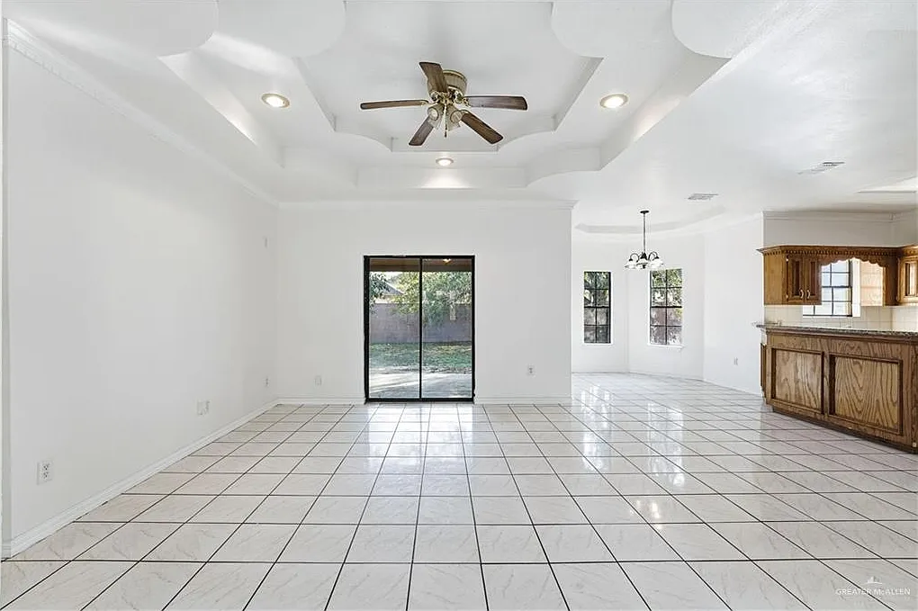 3 bed, 2.0 bath, 1237 sqft, $1,550 — Photo 2