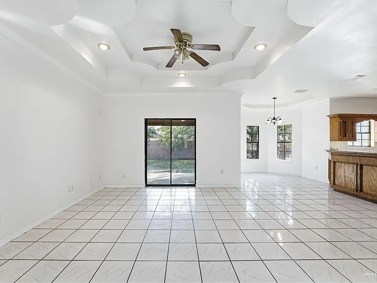 603 W Emerald Dr — Photo 2
