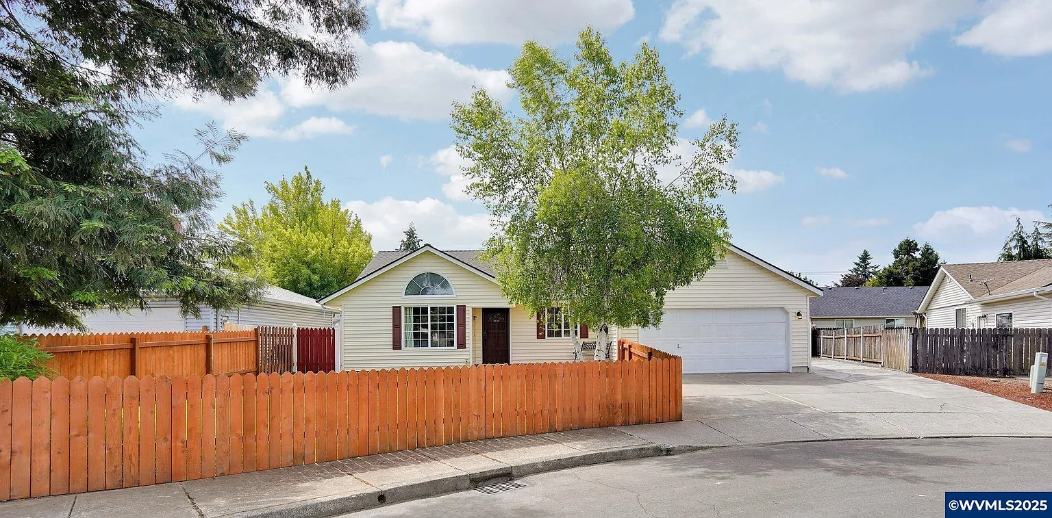 1041 Saturn Ct SE photo 1