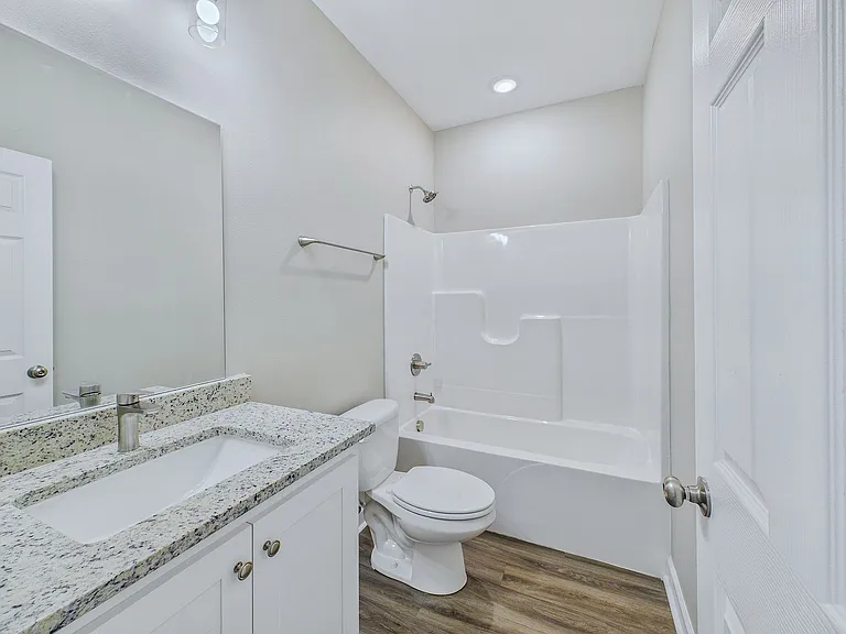 402 Redbud Ct — Photo 2