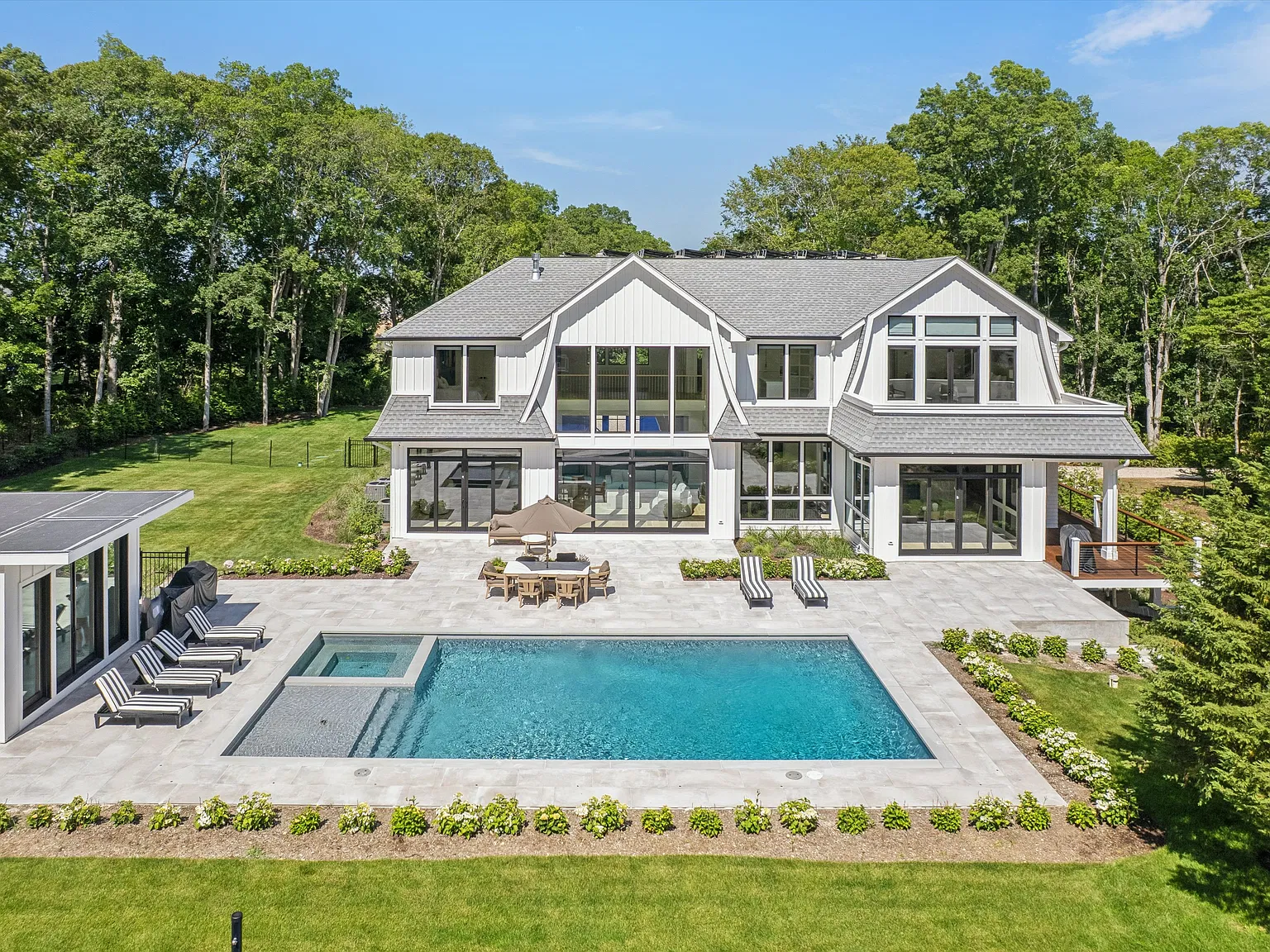 Luxury Hamptons Estate — Photo 2