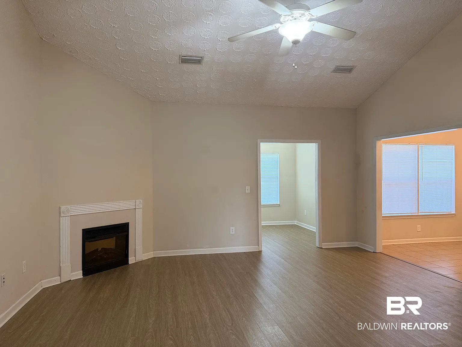 3 bed, 2.0 bath, 1649 sqft, $1,900 — Photo 2