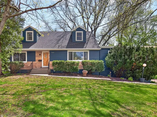 7018 Roseland Dr, Urbandale, IA 50322