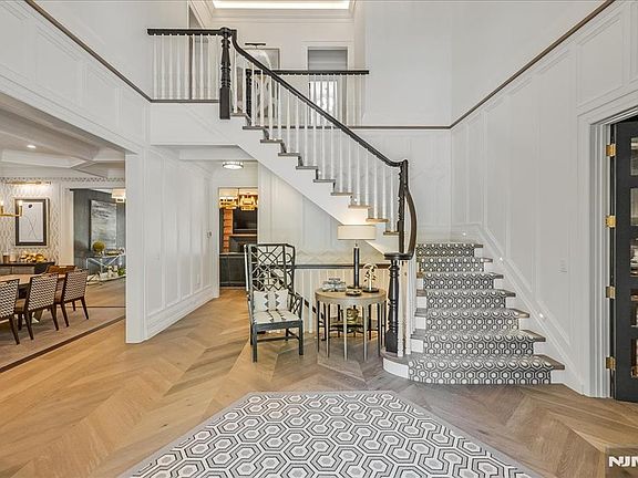 4th image of 555 Miller Ct