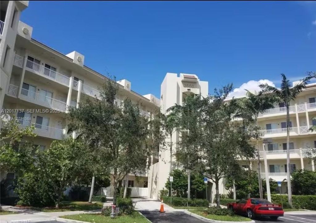3500 Oaks Clubhouse Dr APT 211, photo 2