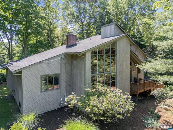 3 Sun Watch Ct, Ramsey, NJ 07446