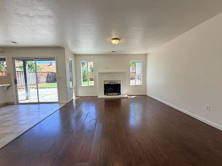 937 Neal St — Photo 9
