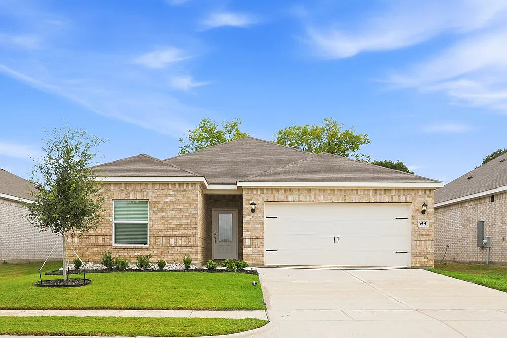4 bed, 2.0 bath, 1705 sqft, $2,340 — Photo 1