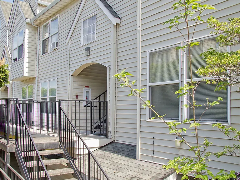 329 S Whitaker St — Photo 1