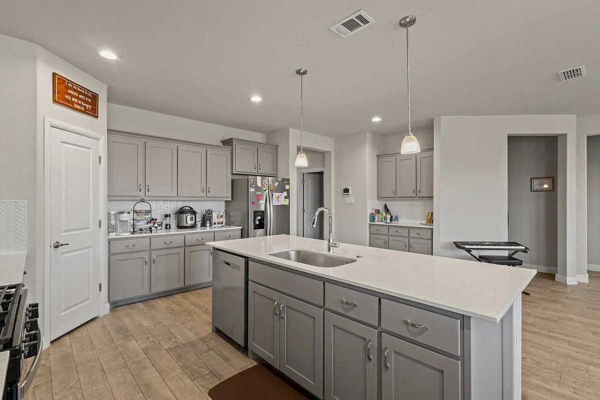 4 bed, 2.0 bath, 2014 sqft, $2,800 — Photo 4
