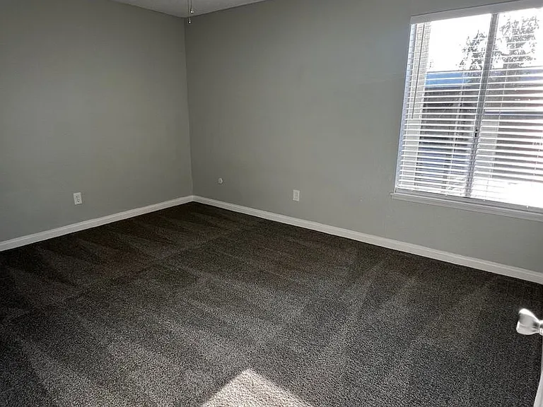 Raintree Garden Apartments — Photo 17