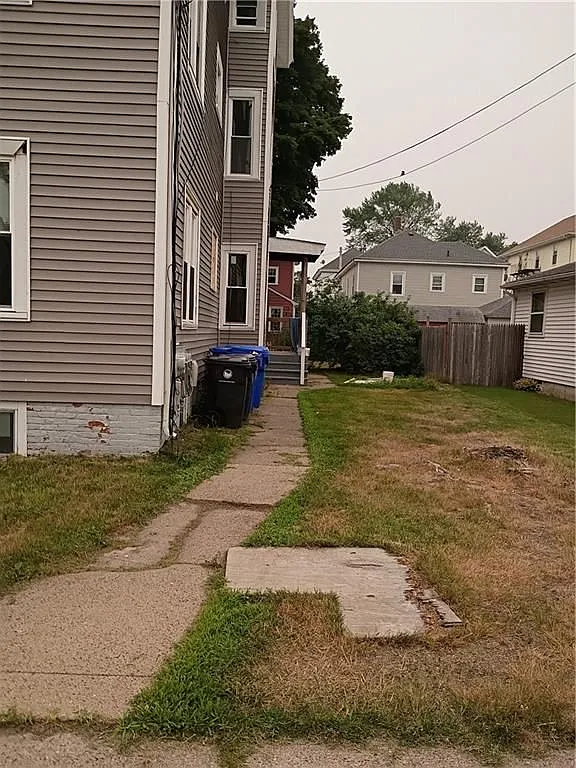 3 bed, 1.0 bath, 1200 sqft, $2,000 — Photo 3