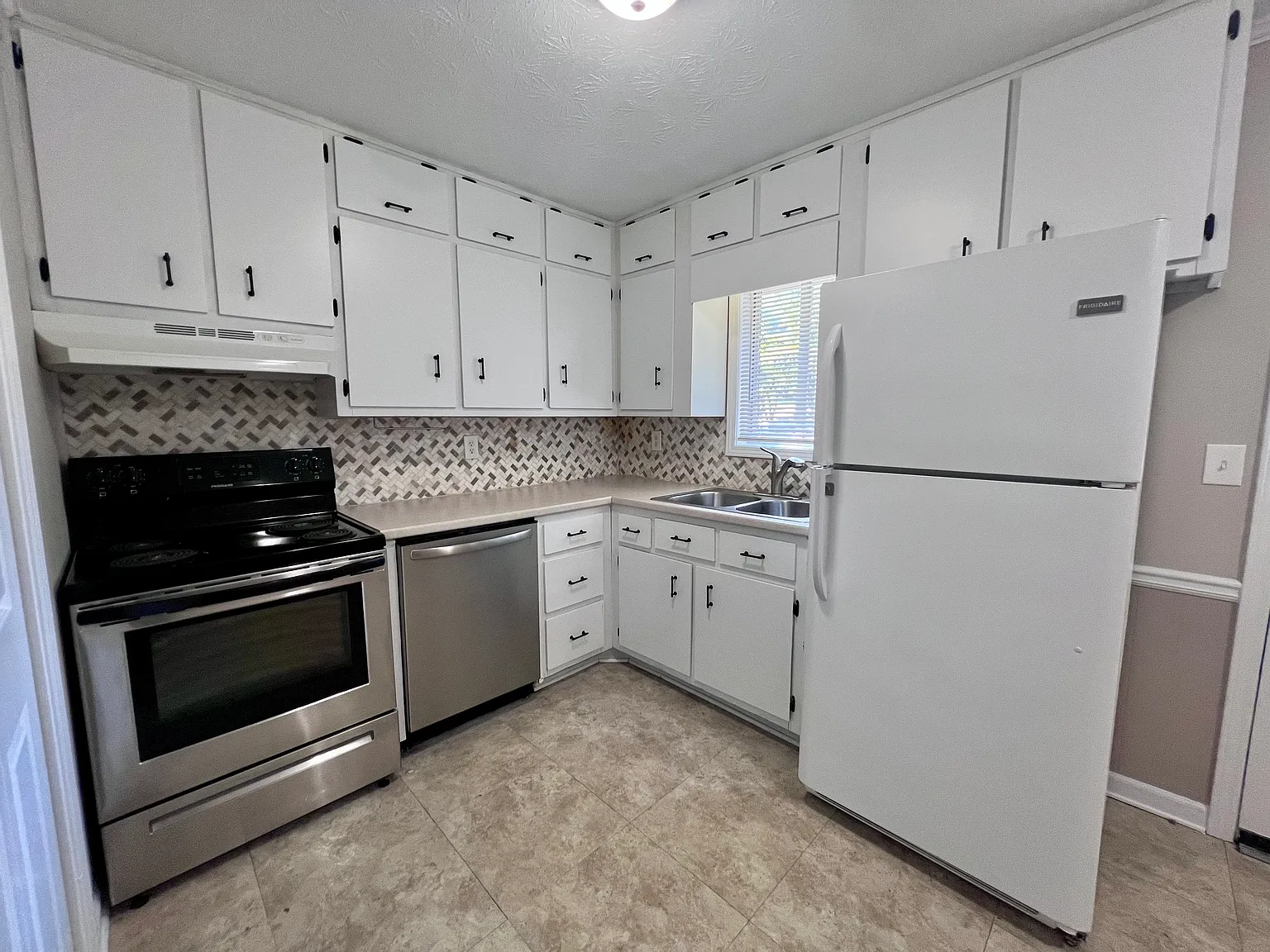 2 bed, 945 sqft, $1,550 — Photo 3