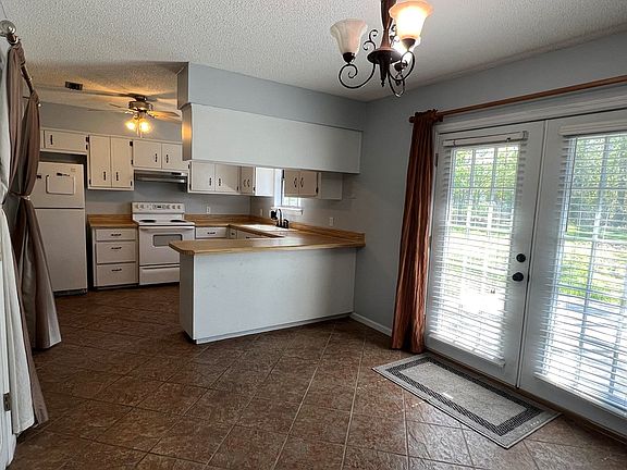 3rd image of 3913 Foxridge Dr