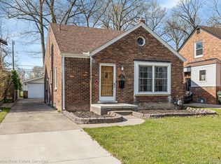 1981 Kenmore Dr, Grosse Pointe Woods, MI 48236