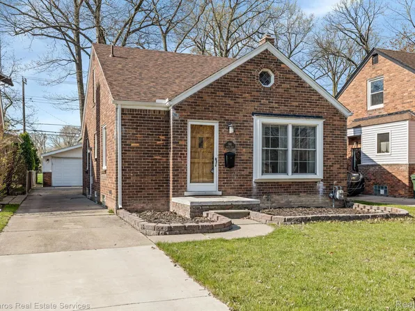 1981 Kenmore Dr, Grosse Pointe Woods, MI 48236