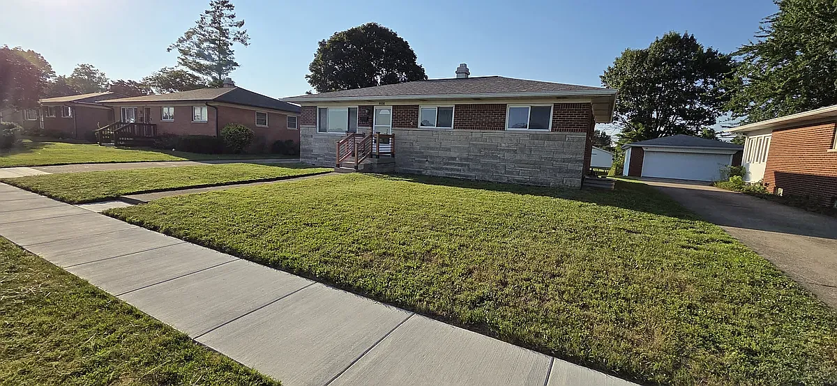 4 bed, 1.5 bath, 2214 sqft, $2,395 — Photo 2