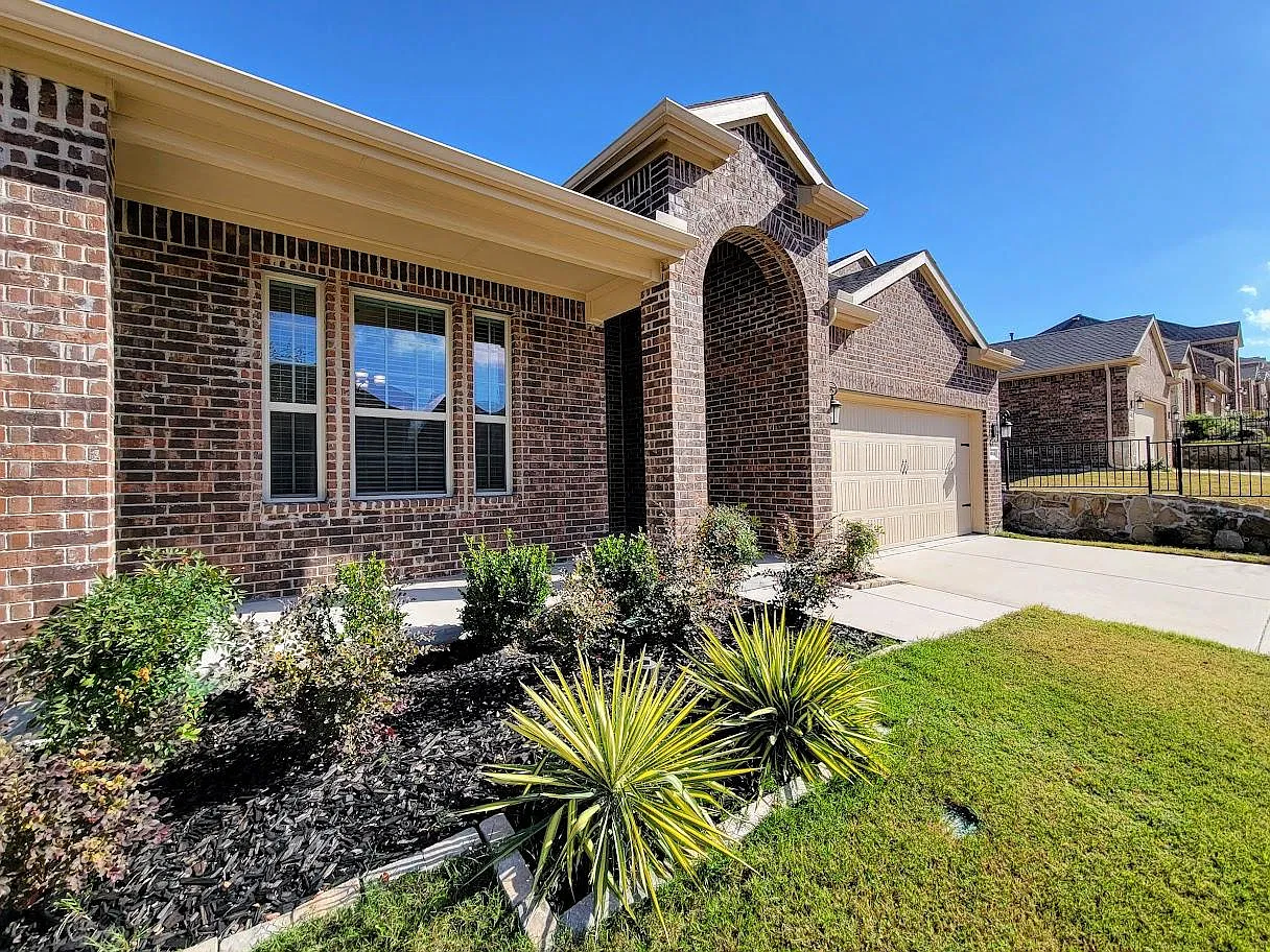 4 bed, 2540 sqft, $2,350 — Photo 3