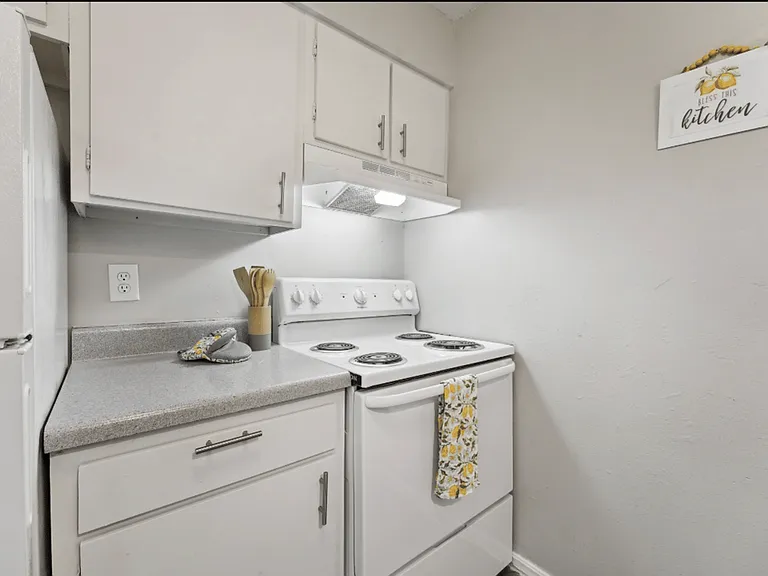 6009 Short St — Photo 8