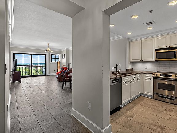 4th image of 121 N Monroe St APT 1203