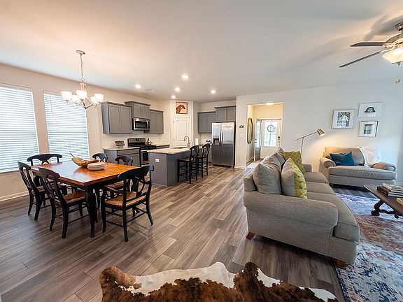 4th image of 1110 Foxtail Dr