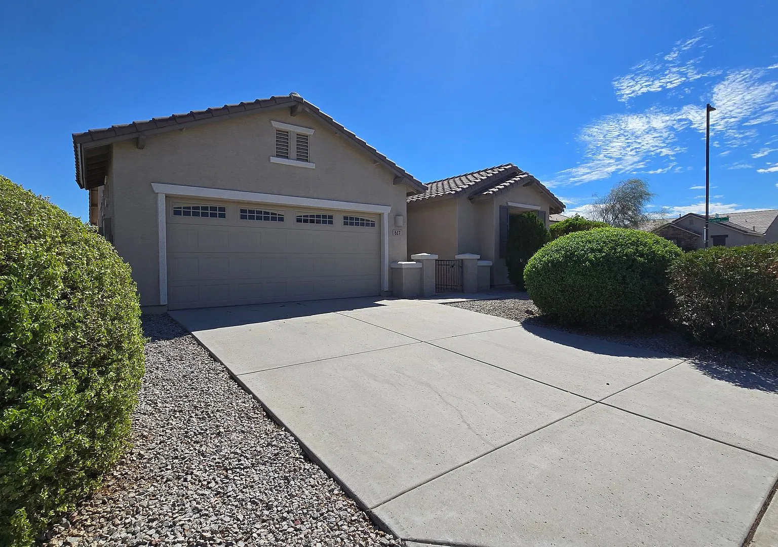 Great neighborhood in Goodyear! All appliances! New Carpet! — Photo 1