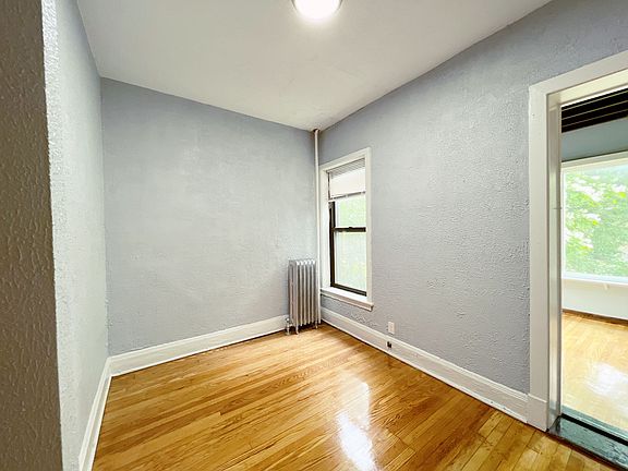 4th image of 815 W Belle Plaine Ave #1R