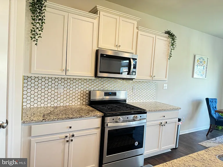 223 Seven Springs Ln — Photo 7