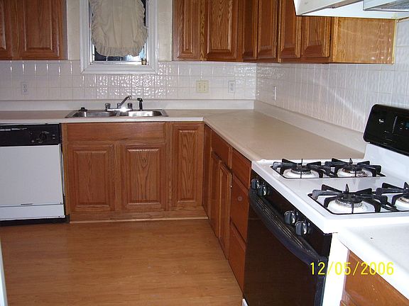 Remodeled Kitchen w/Laminate Flooring