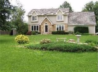 104 Willow Dr, Lansing, KS 66043