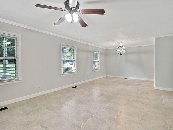 3rd image of 212 Pinewood Dr