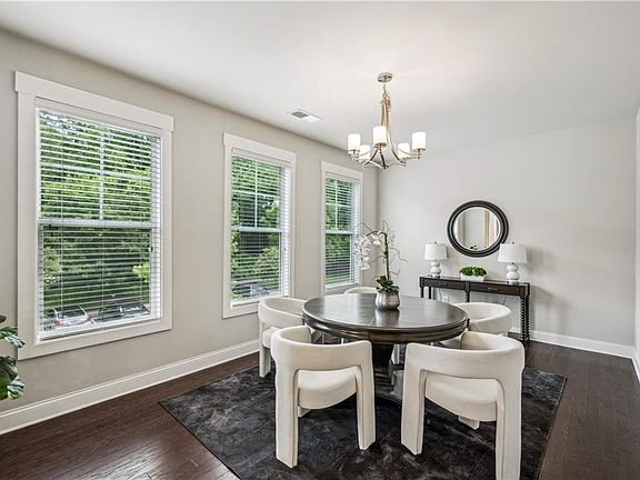 5th image of 2817 White Oak Ln