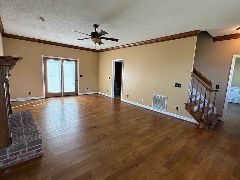 2076 Howlong Ave — Photo 4
