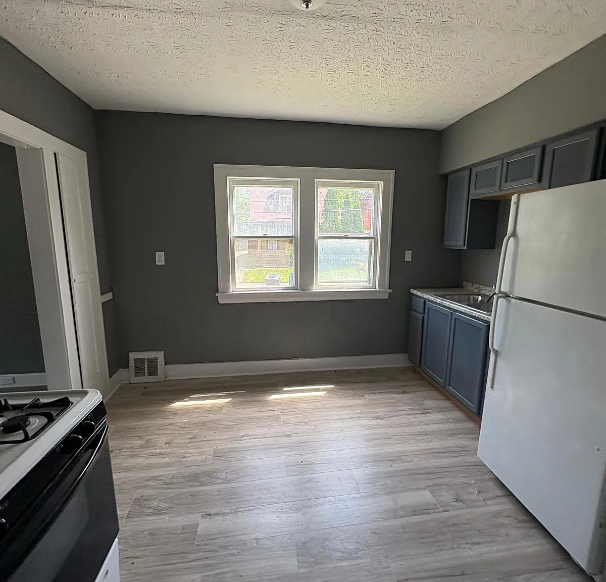 3 bed, 1000 sqft, $1,050 — Photo 2