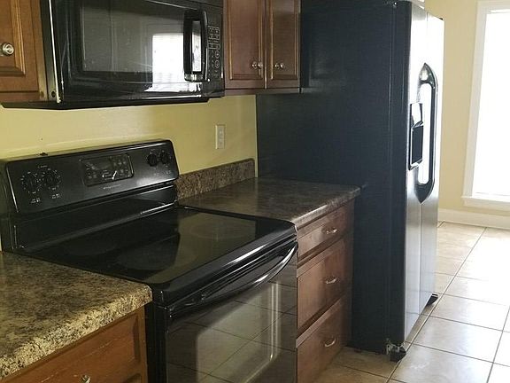 5th image of 136 Birchwood Dr