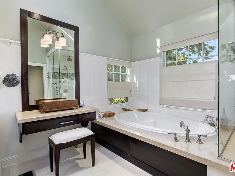 2855 Club Dr — Photo 30