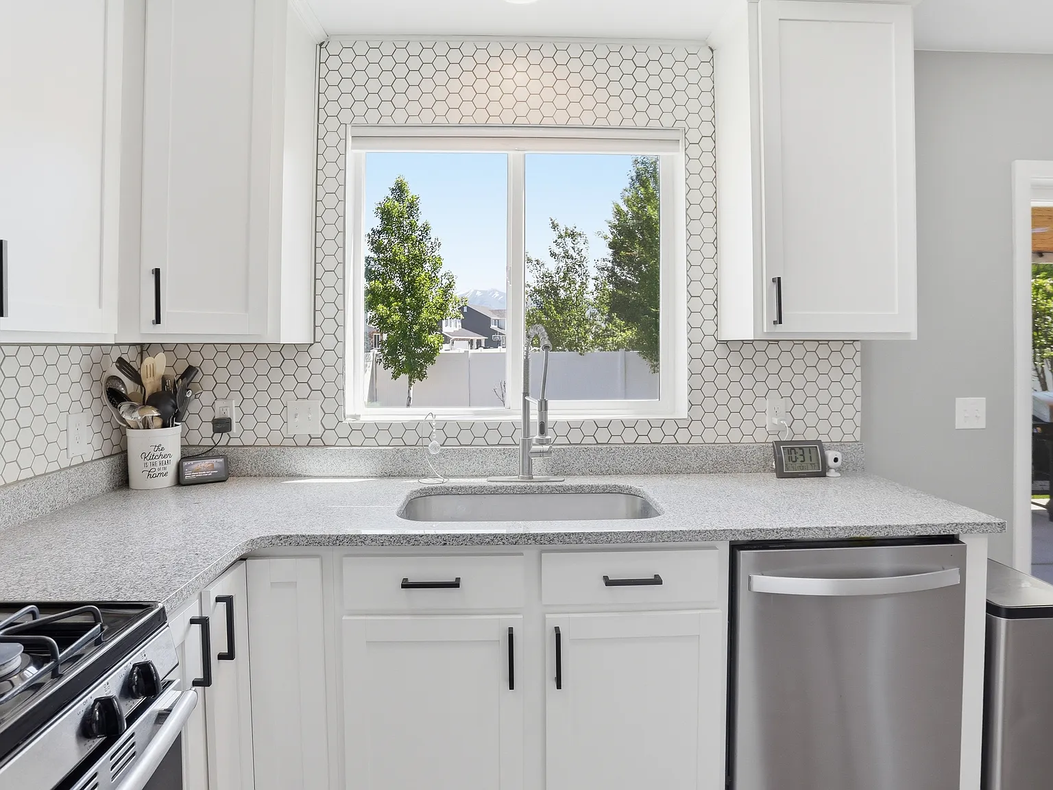 3 bed, 2.5 bath, 1779 sqft, $1,050 — Photo 3