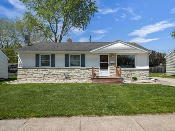 802 Suburban Dr, De Pere, WI 54115