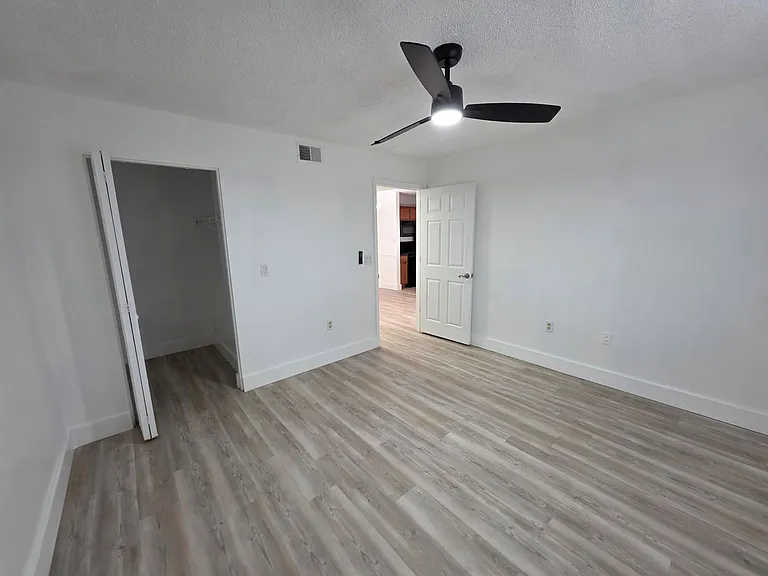 220 Lake Parsons Grn #105 — Photo 3