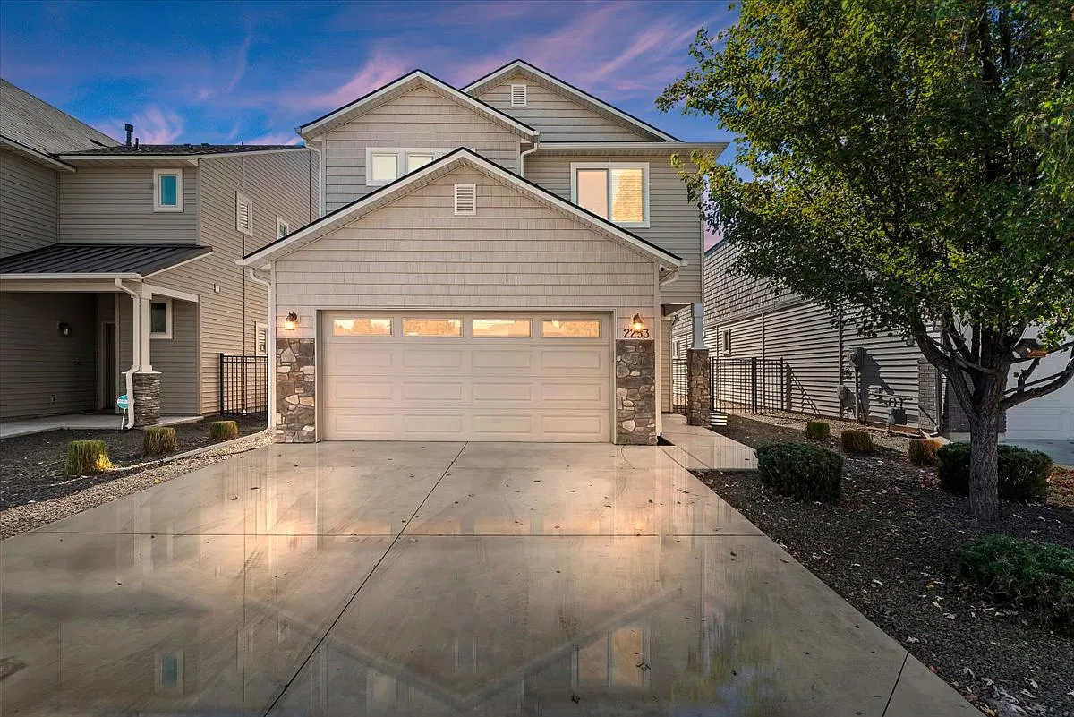 4 bed, 2.5 bath, 1961 sqft, $2,600 — Photo 1