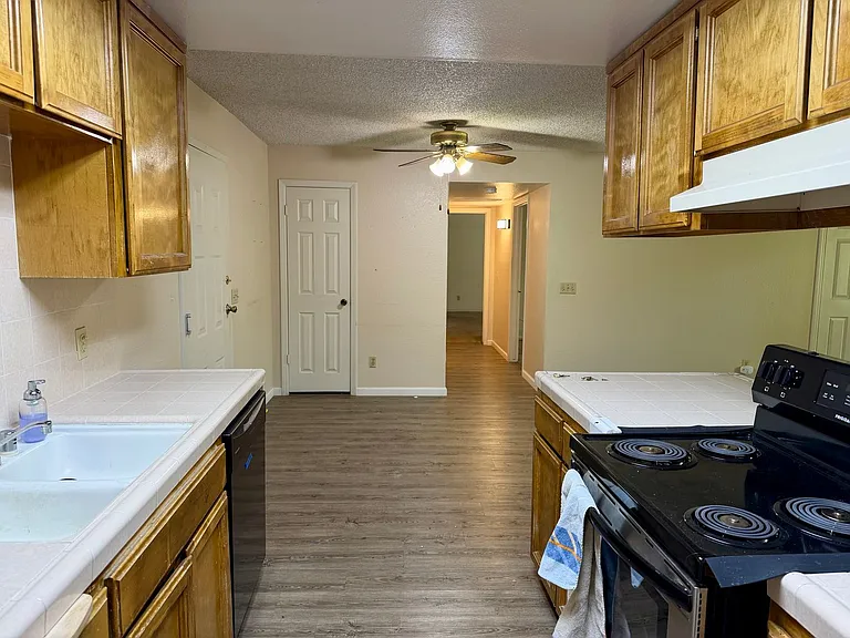 537 W Escalon Ave — Photo 7