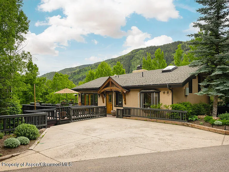 64 Eastwood Dr — Photo 2