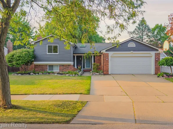 1653 Oakcrest Dr, Troy, MI 48083