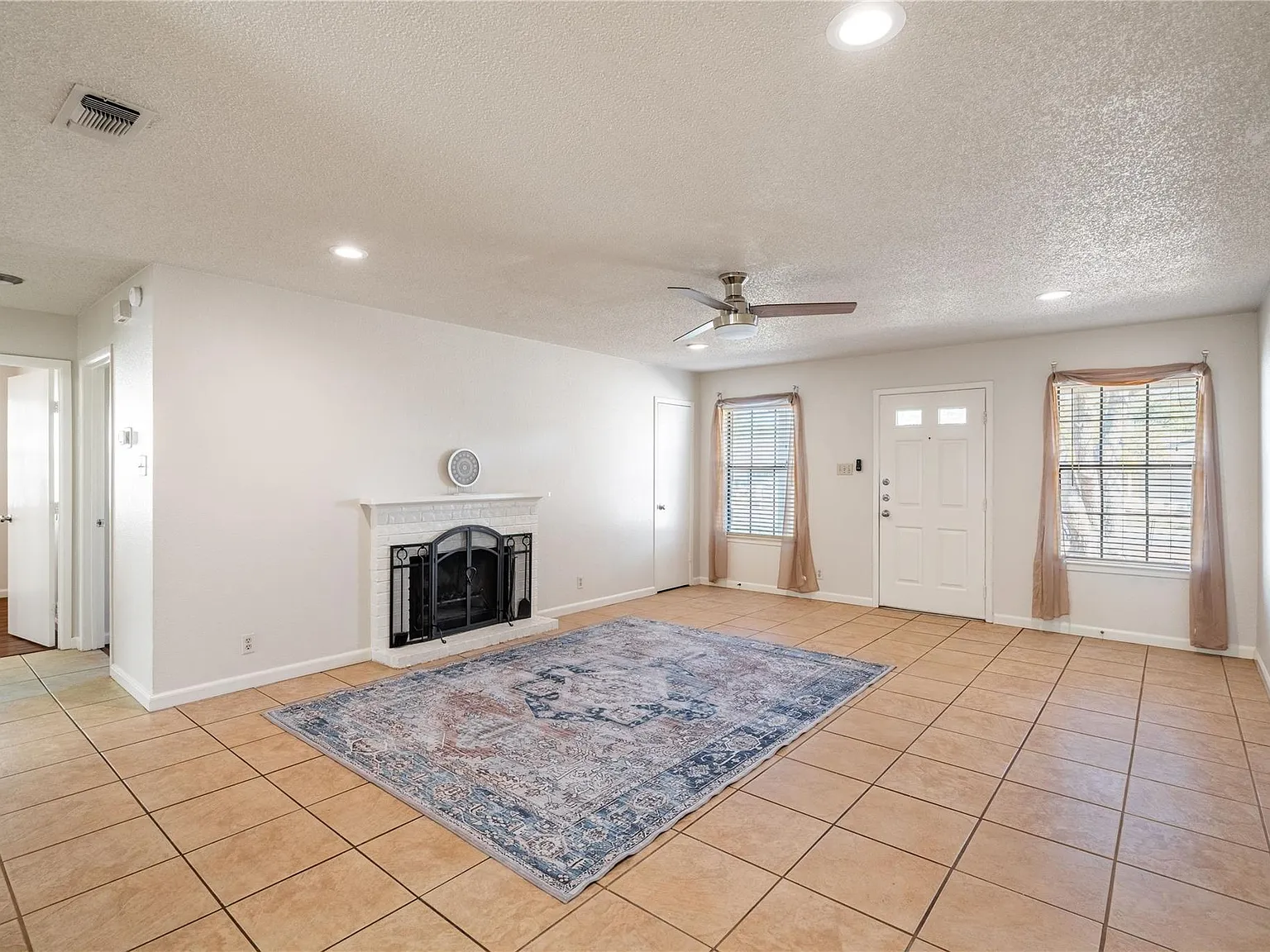 3 bed, 2.0 bath, 2592 sqft, $1,795 — Photo 3