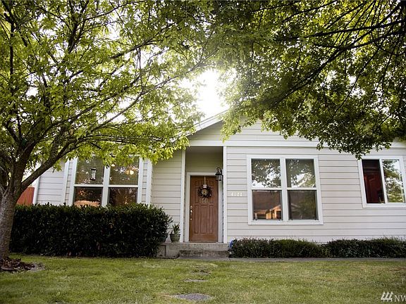 Casual rambler in cute Bellingham neighborhood, with a perfect kitchen and patio area for entertaining your guests. Charming setting, ready for you to enjoy this Autumn!