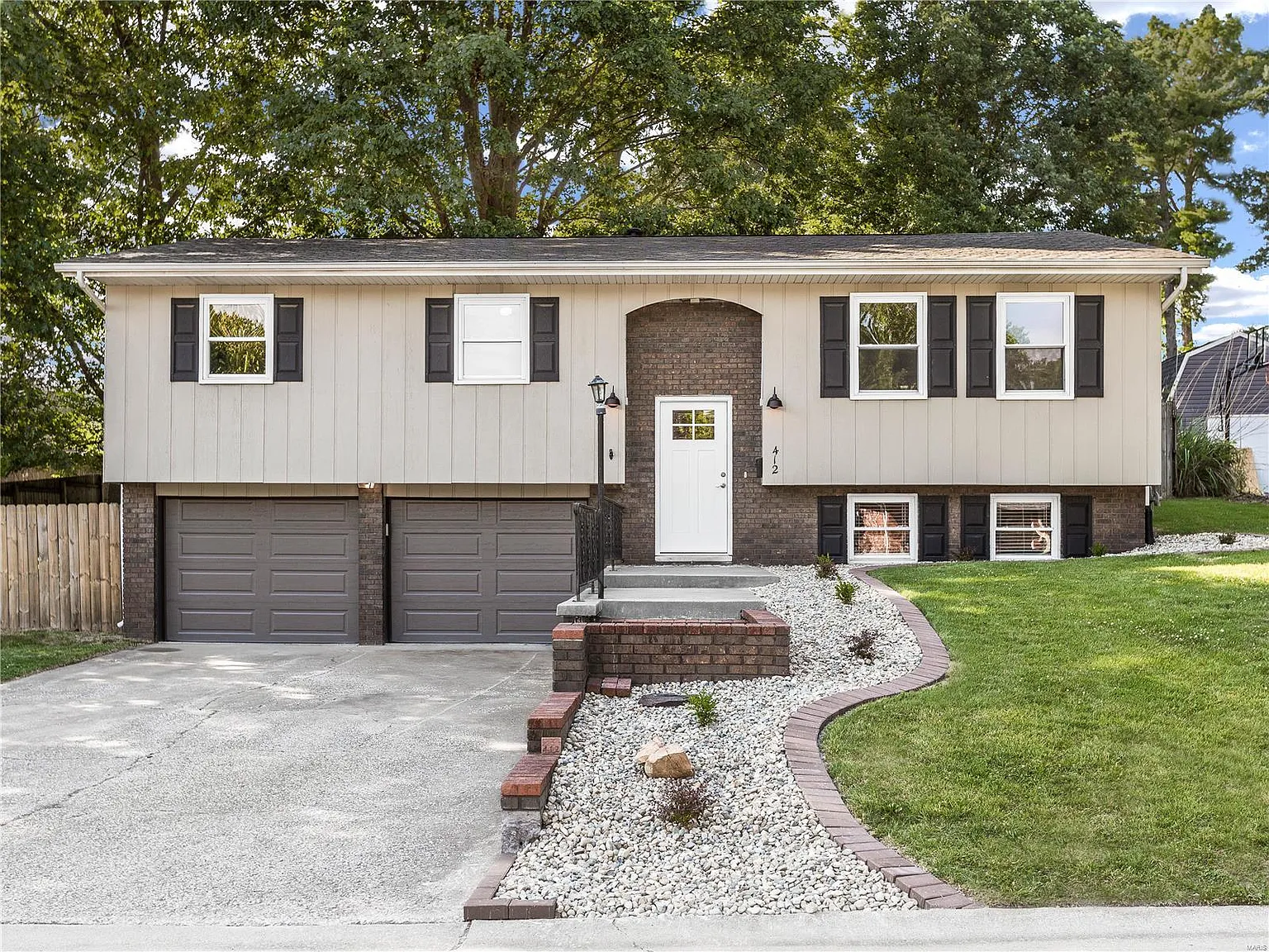 412 Camelot Dr photo 1