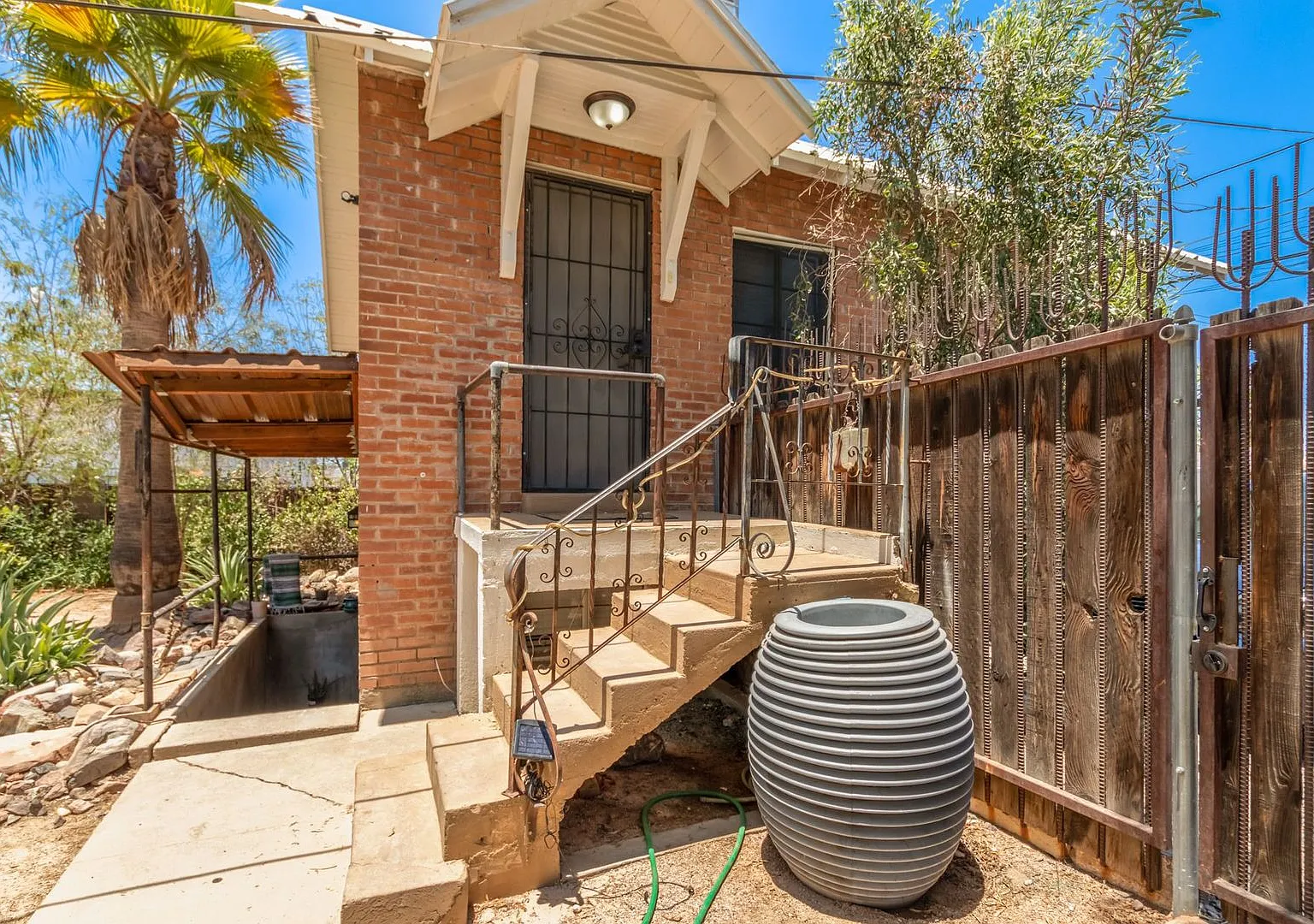 Retro One Bedroom Unit - Washer/dryer - Huge Backyard! — Photo 3