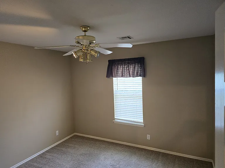 500 E Kansas St — Photo 8