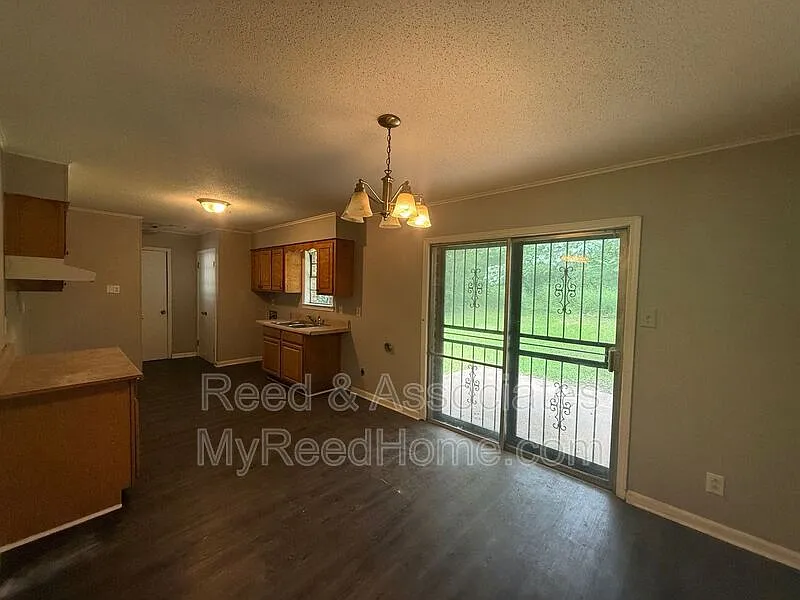 3 bed, 1.0 bath, 1085 sqft, $1,200 — Photo 2