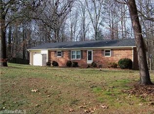 1430 E Houndsbay Ct, Kernersville, NC 27284